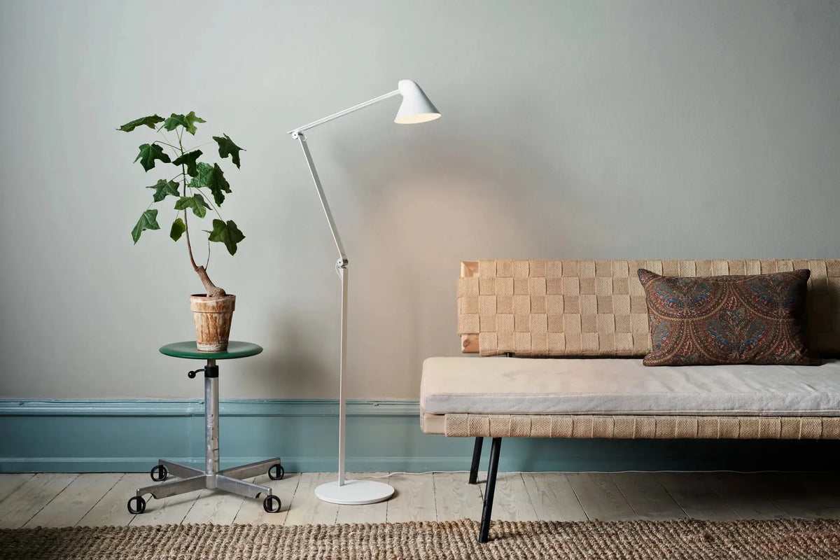 Lampadaire NJP - Louis Poulsen-Gris aluminium clair-LED 2700K 10W-The Woods Gallery