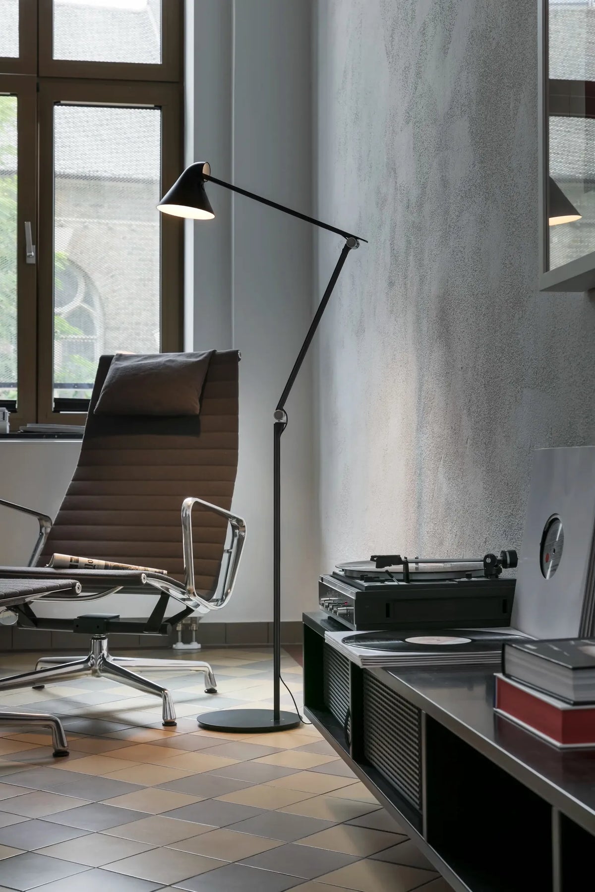 Lampadaire NJP - Louis Poulsen-Gris aluminium clair-LED 2700K 10W-The Woods Gallery