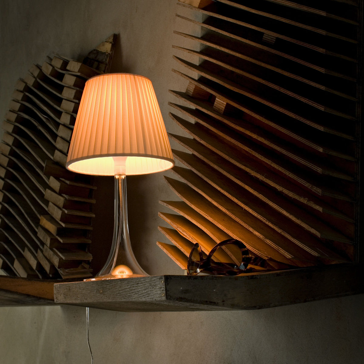 Lampe à poser Miss K de Philippe Starck - Flos-Aluminium argent-Sans ampoule-The Woods Gallery
