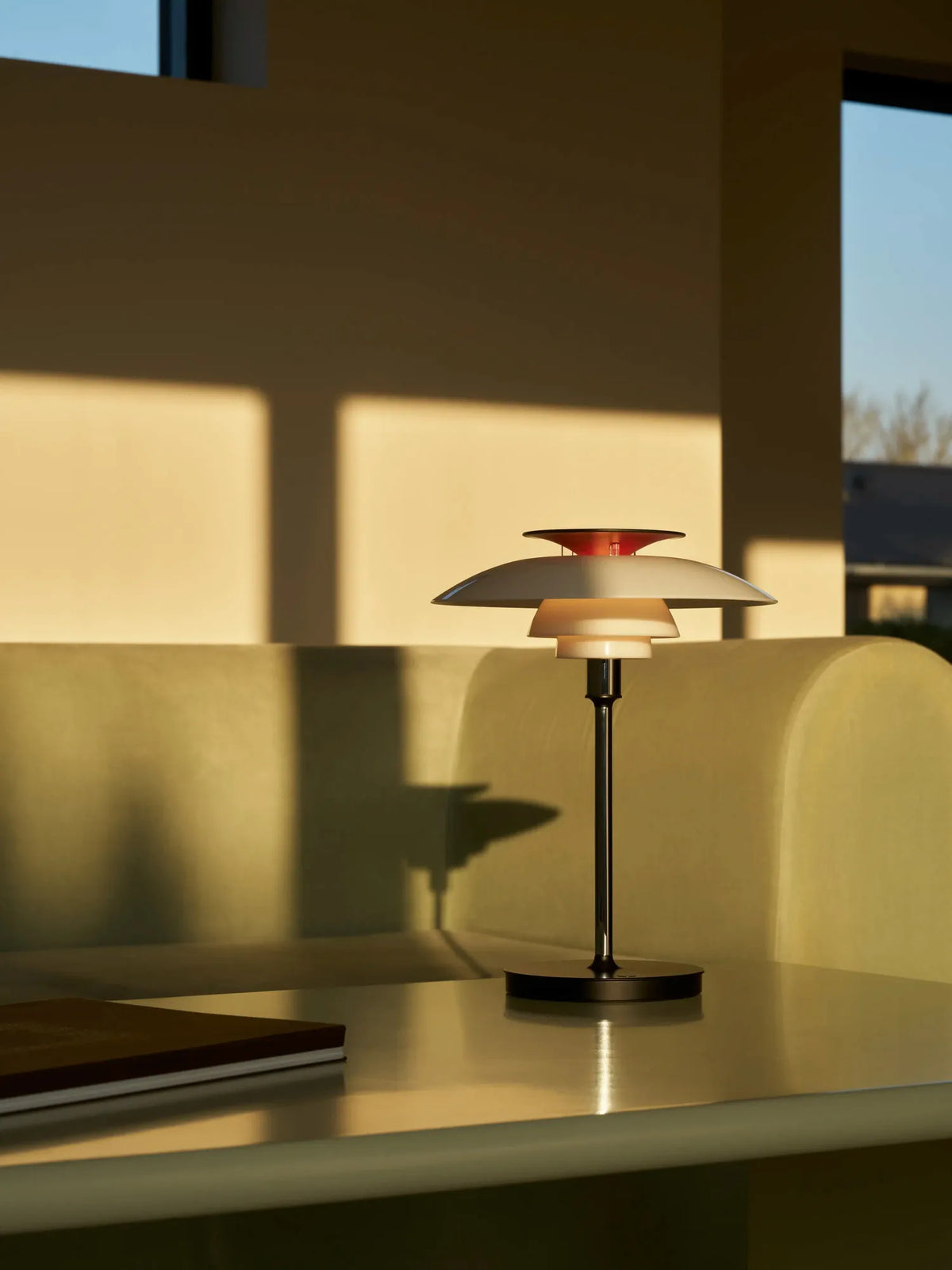 Lampe à poser sans fil PH 80 Portable de Poul Henningsen - Louis Poulsen-Blanc opalin et chrome-The Woods Gallery