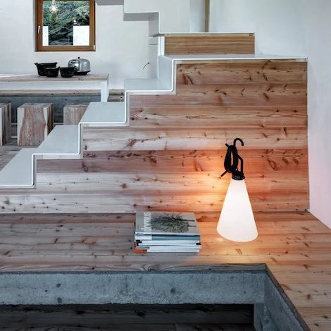 Lampe baladeuse Mayday de Konstantin Grcic - Flos-Noir-The Woods Gallery
