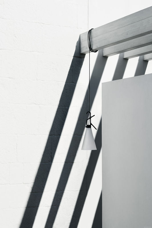 Lampe baladeuse Mayday de Konstantin Grcic - Flos-Noir-The Woods Gallery