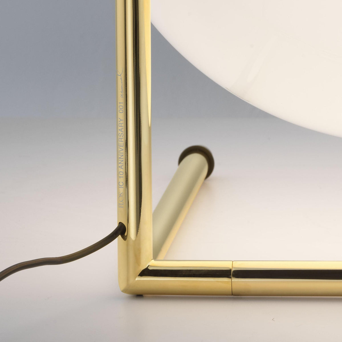 Lampe de Table IC T3 - Or 24 carats de Michael Anastassiades - Flos-Or 24 carats-The Woods Gallery