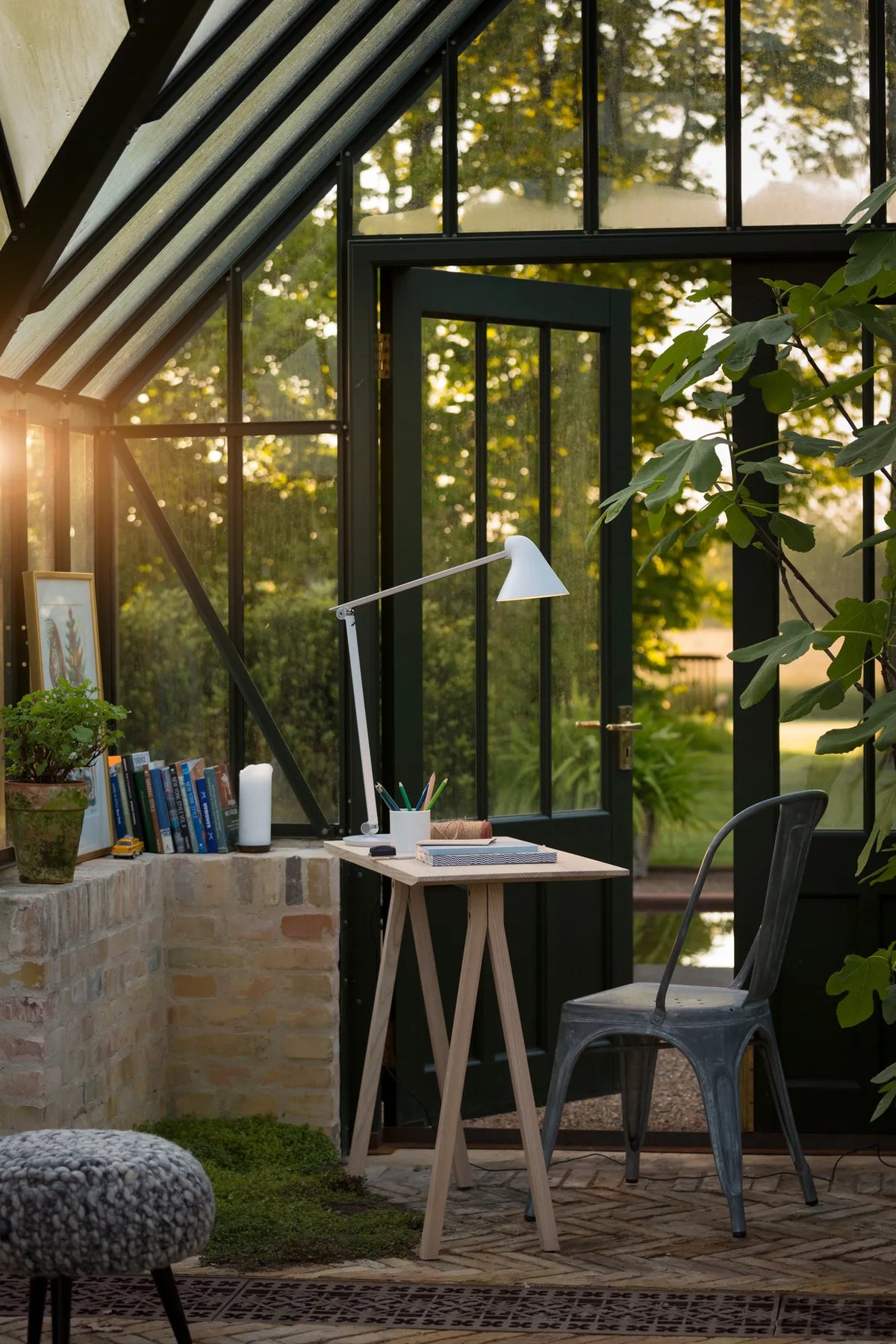 Lampe de table NJP - Louis Poulsen-Gris aluminium clair-LED 2700K 10W-Pied-The Woods Gallery