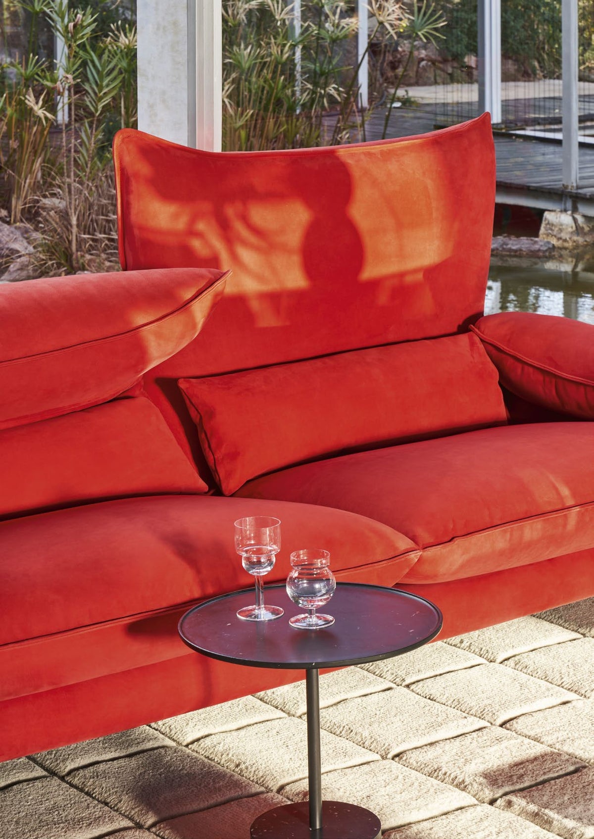 Canapé Maralunga 50 rouge de Vico Magistretti - Cassina-ambiance catalogue Cassina 2026-The Woods Gallery