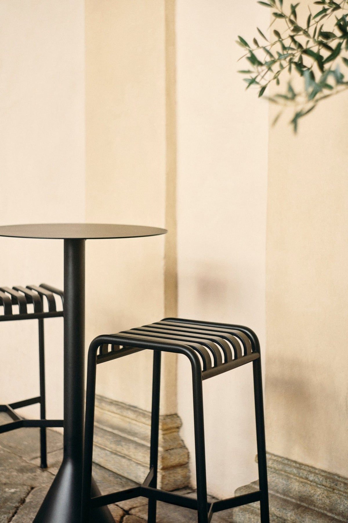 Mange-debout table haute conique Palissade Ø 60 - Hay-en situation 3-The Woods Gallery