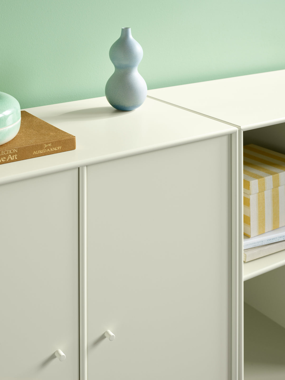 Mise en scène Montana avec buffet Pair, laques Vanilla