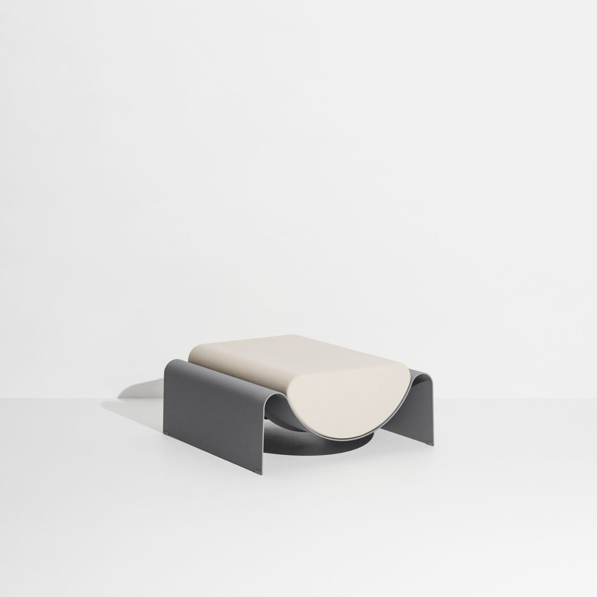 Ottoman Eclipse de Garnier & Pingree - Petite Friture-structure Gris pierre, coussin Patio-The Woods Gallery