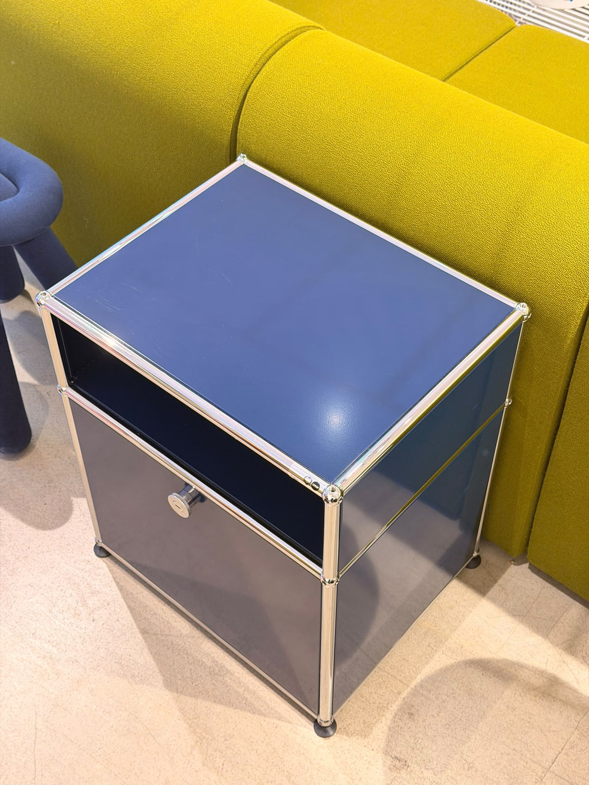 Table de chevet USM M55 - Usm Haller - Meuble d’exposition bleu acier en excellent état