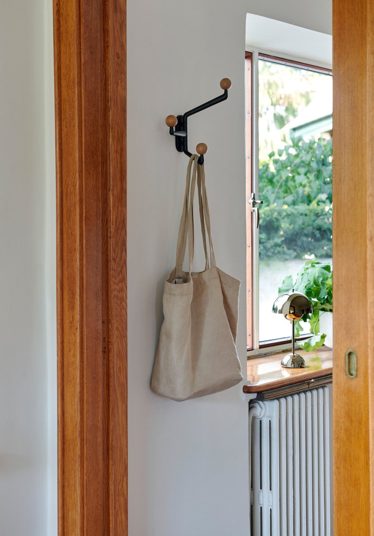 Porte-manteaux mural Capture Small SC74 de Space Copenhagen - &Tradition-Multicouleur-The Woods Gallery