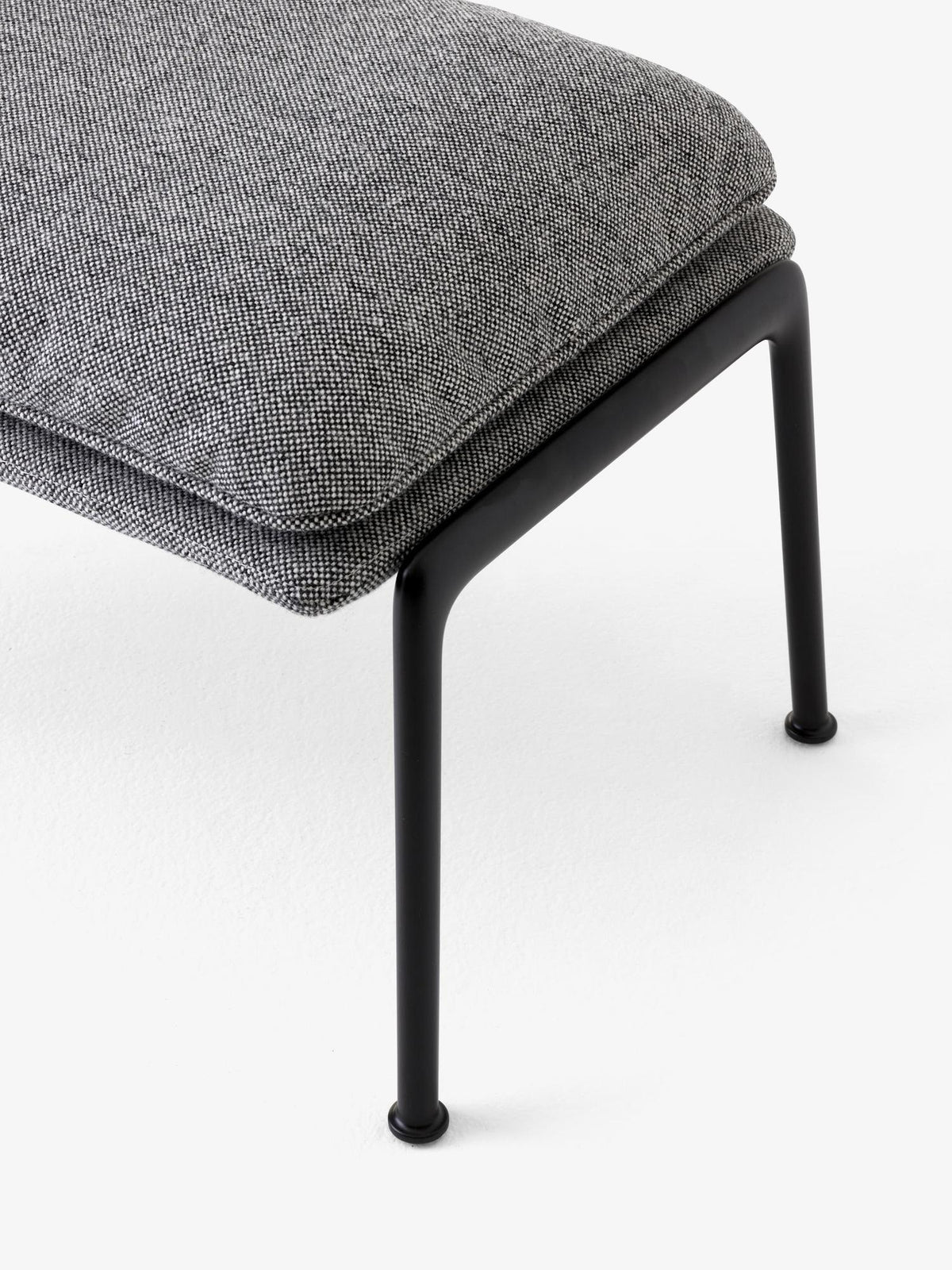 Repose-pieds Muno LN20 de Luca Nichetto - &Tradition-Noir chaud-Tissu groupe 1-The Woods Gallery