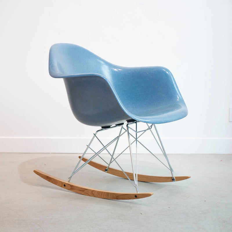 Rocking chair Baby Blue de Charles & Ray Eames - Herman Miller - Vintage-The Woods Gallery