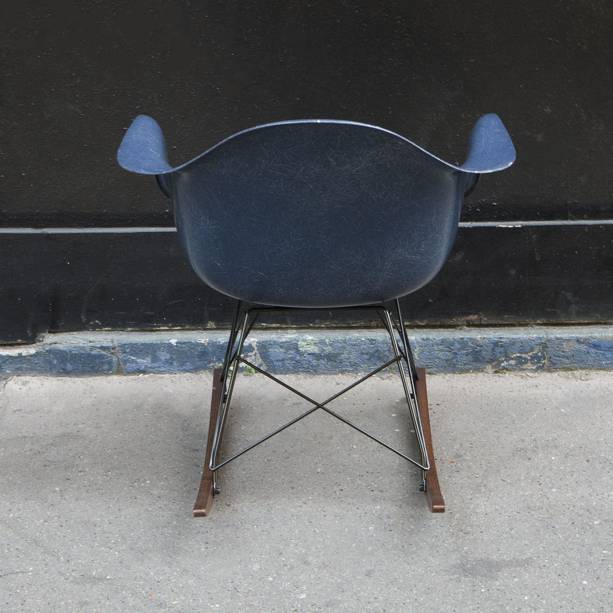 Rocking chair Navy Blue de Charles & Ray Eames - Herman Miller - Vintage-The Woods Gallery