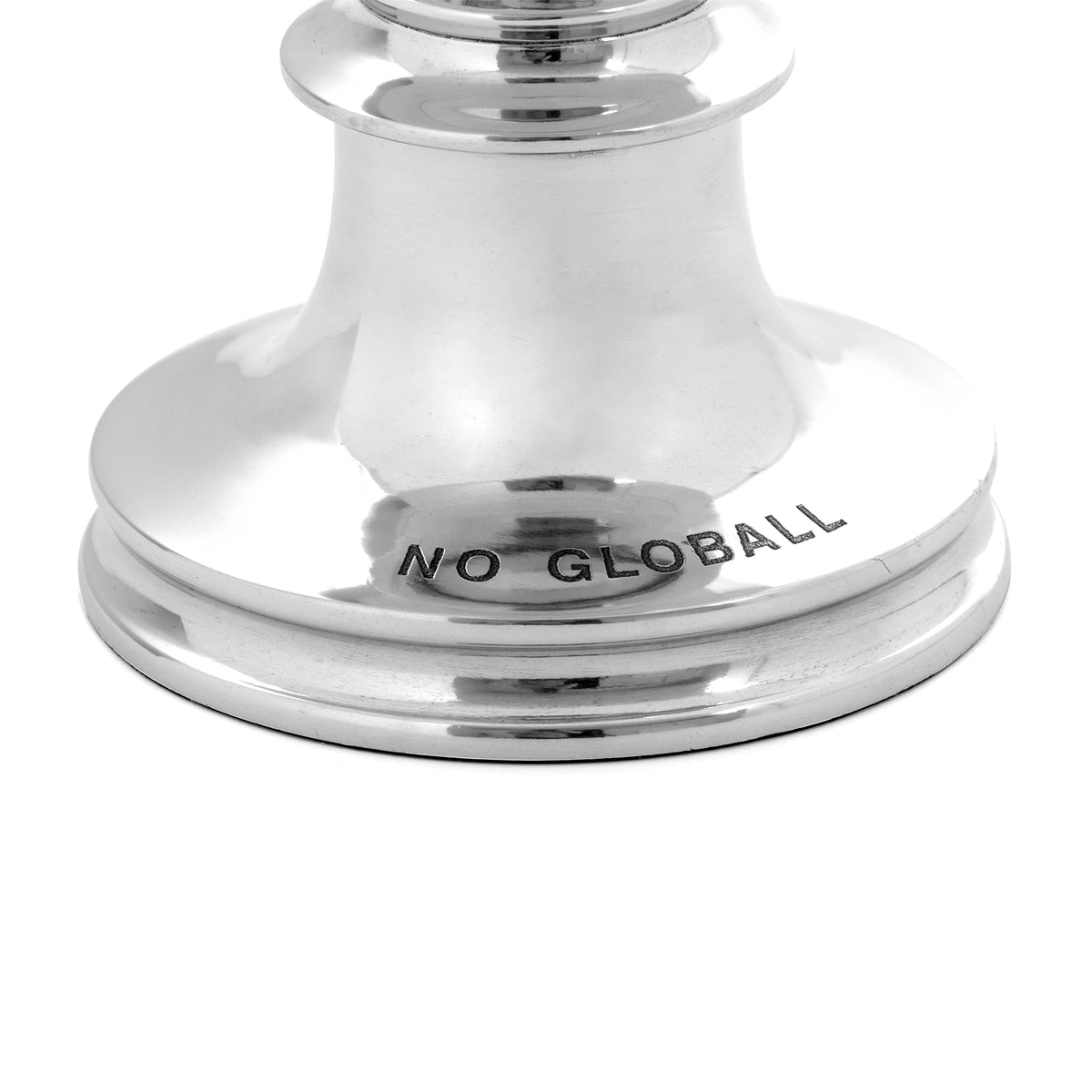 Sculpture Wunderkammer No Globall de Diesel Living - Seletti-socle gravé « NO GLOBALL », vu de près-Seletti