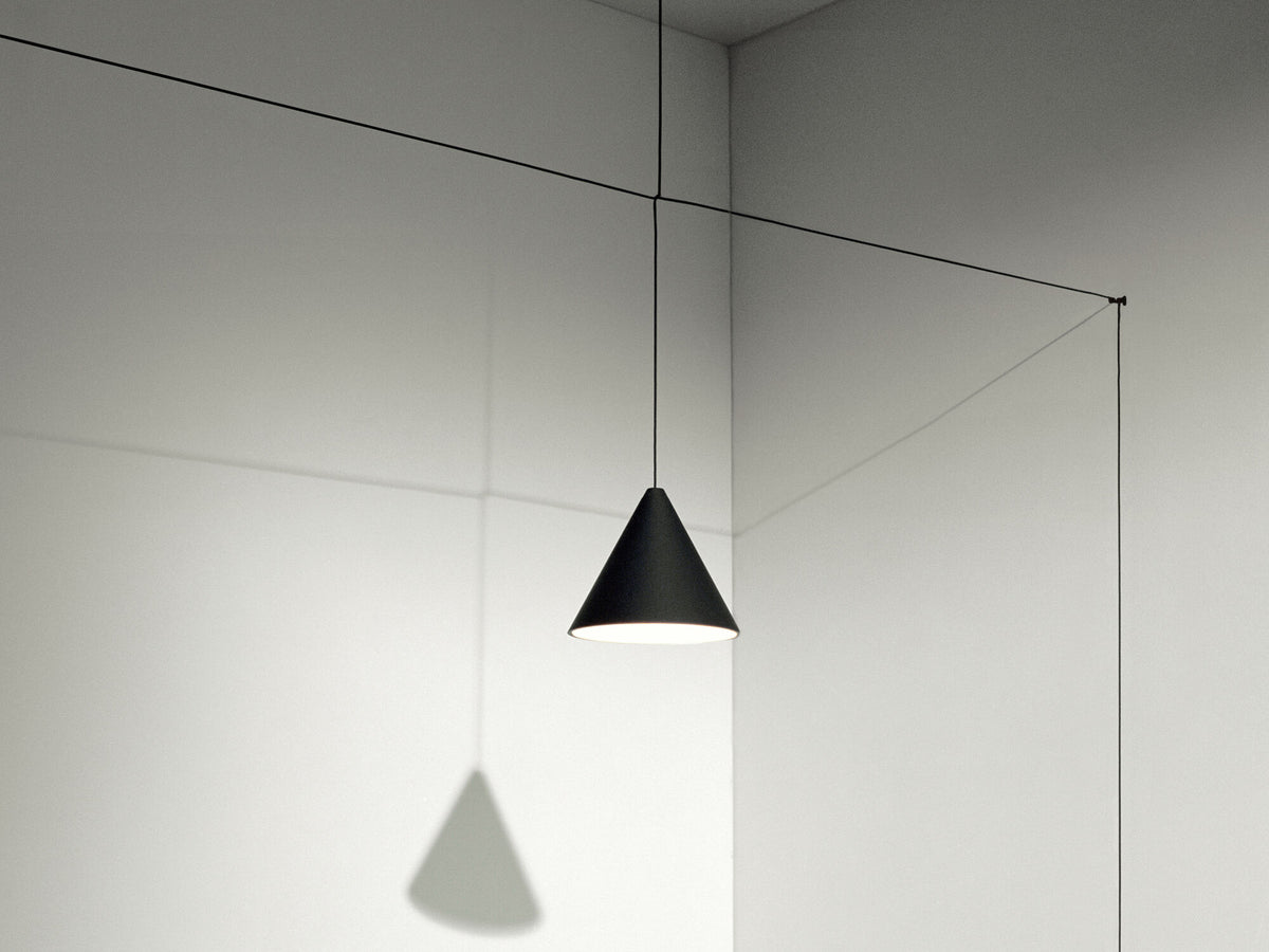 Suspension String Light tête cône de Michael Anastassiades - Flos-12 m-Interrupteur tactile-Blanc-The Woods Gallery