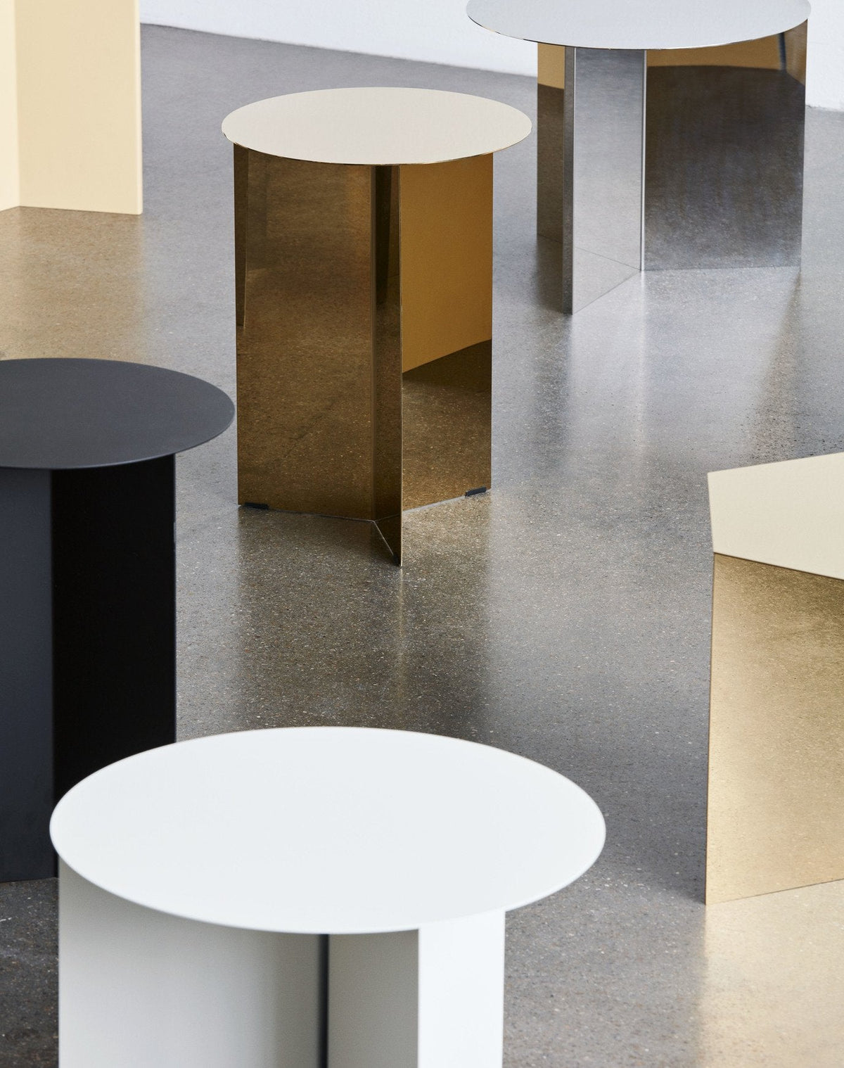 Table Slit High Ø 35 - Hay-plusieurs finitions réunies dans un intérieur-The Woods Gallery