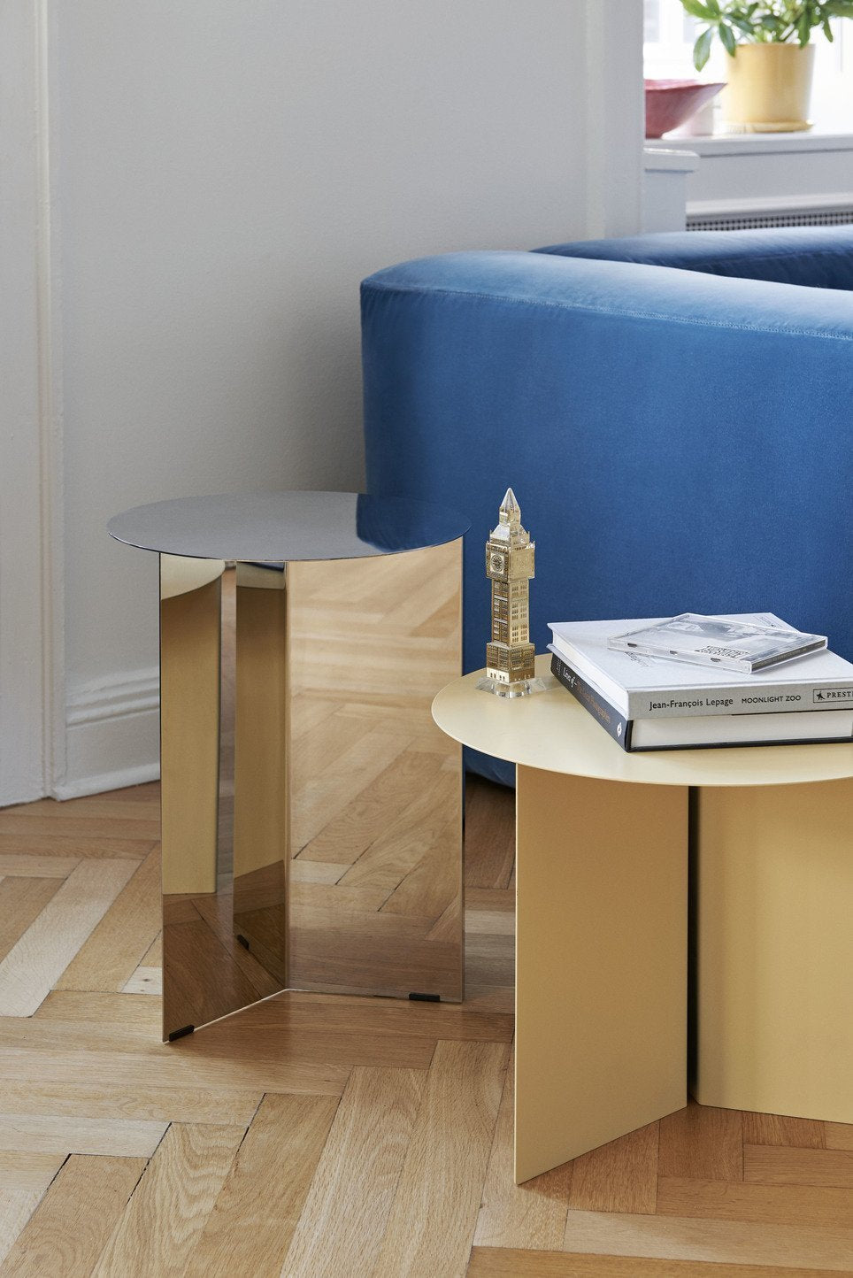 Table Slit High Ø 35 - Hay-en situation devant un canapé bleu-The Woods Gallery