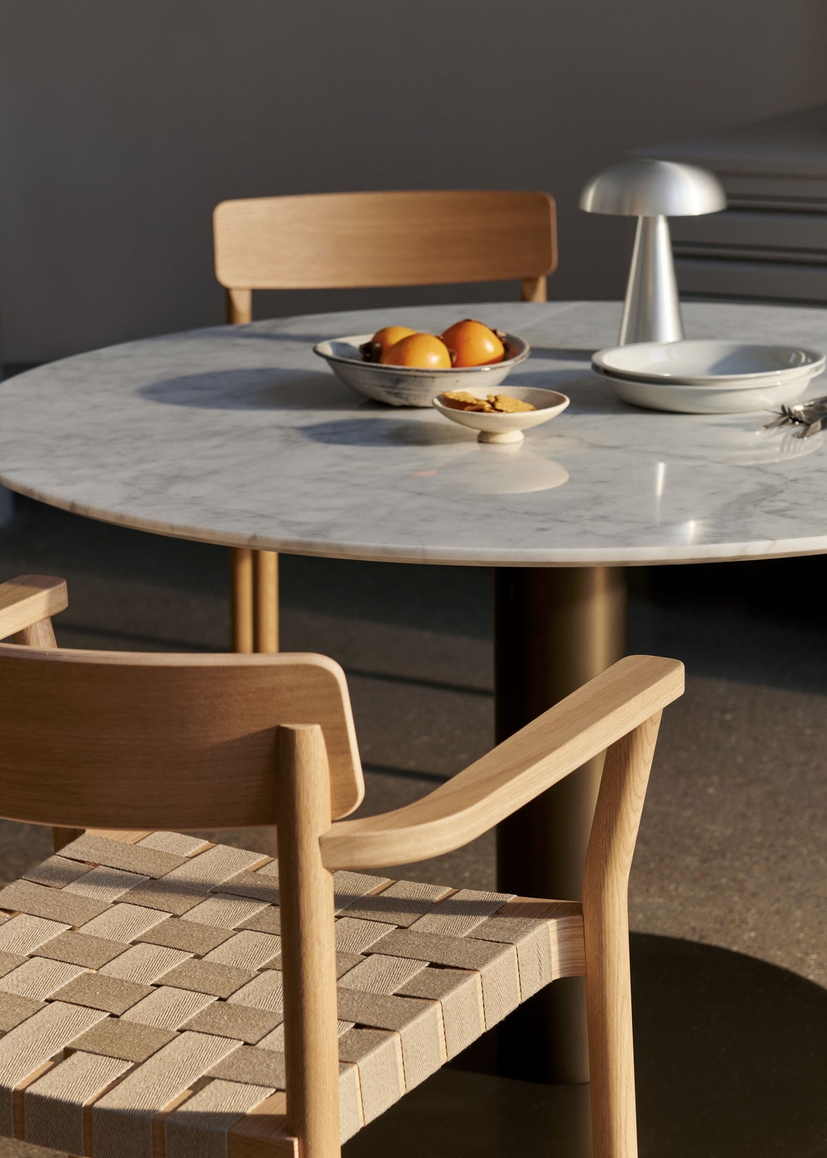 Table à manger carrée In Between SK20 de Sami Kallio - &Tradition-Pied central noir mat-Linoléum Forbo-The Woods Gallery