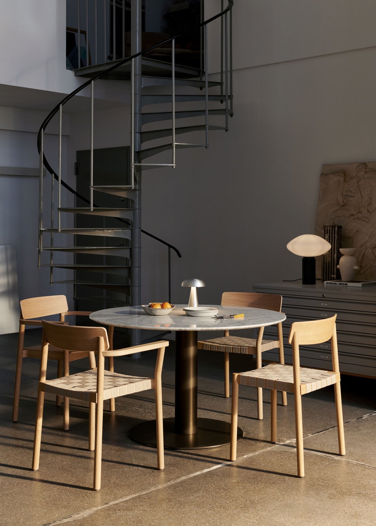 Table à manger carrée In Between SK20 de Sami Kallio - &Tradition-Pied central noir mat-Linoléum Forbo-The Woods Gallery