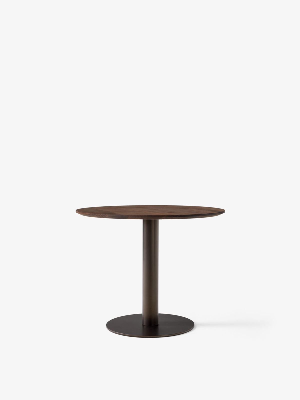 Table à manger ronde In Between SK11 de Sami Kallio - &Tradition-Pied central bronze-Bois massif noyer huilé-The Woods Gallery
