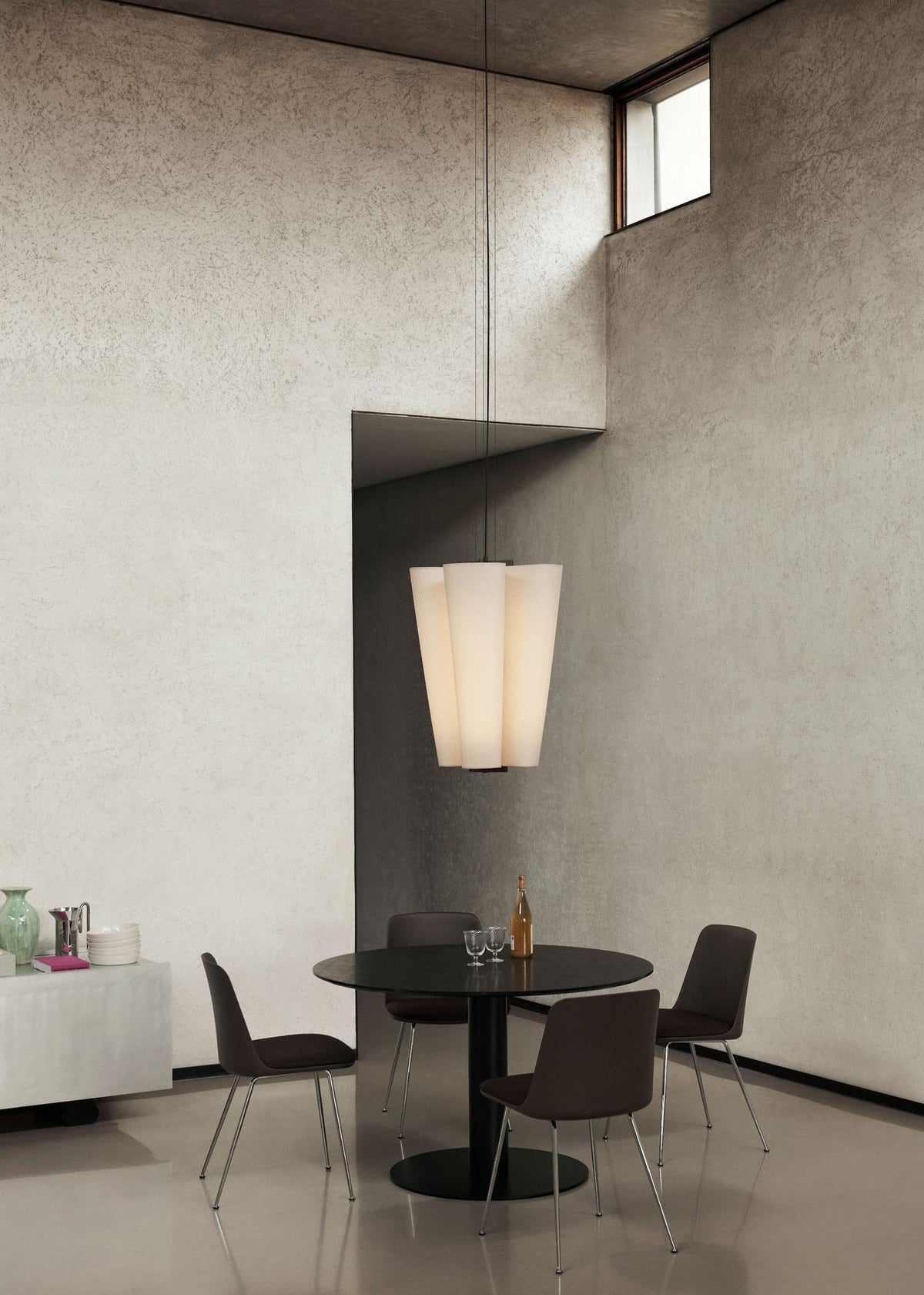 Table à manger ronde In Between SK11 de Sami Kallio - &Tradition-Pied central noir mat-Linoléum Forbo-The Woods Gallery