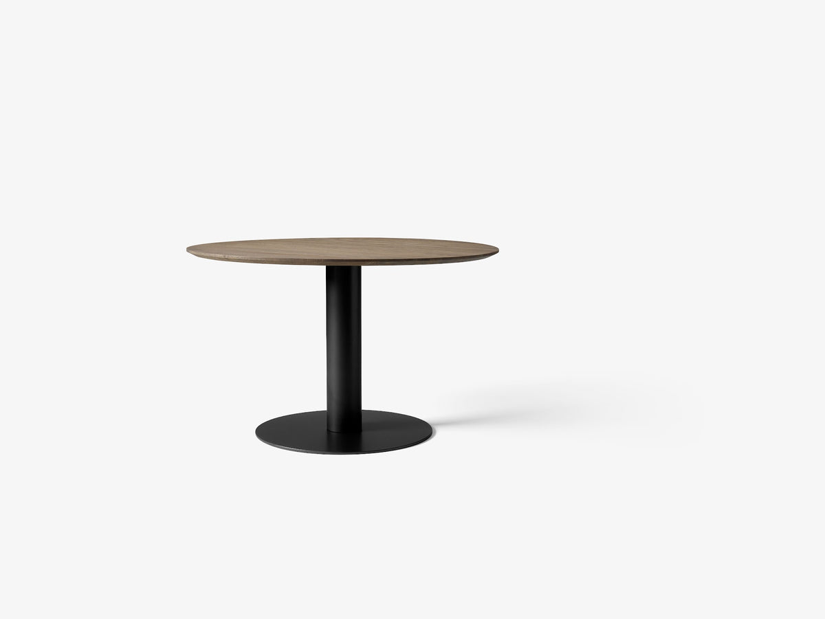 Table à manger ronde In Between SK12 de Sami Kallio - &Tradition-Pied central noir mat-Bois massif chêne huilé fumé-The Woods Gallery