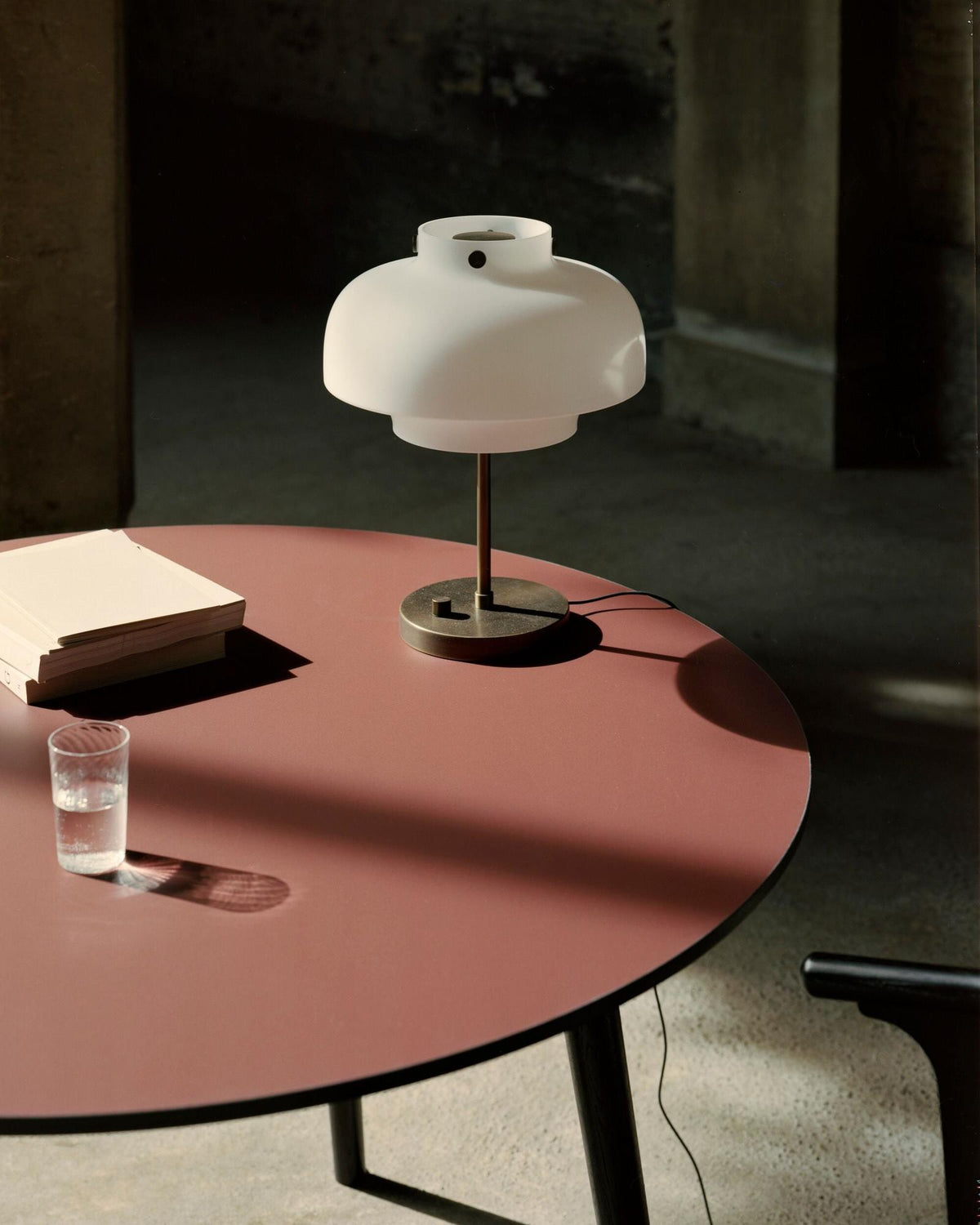 Table à manger ronde In Between SK4 de Sami Kallio - &Tradition-Piètement chêne laqué-Linoléum Forbo-The Woods Gallery