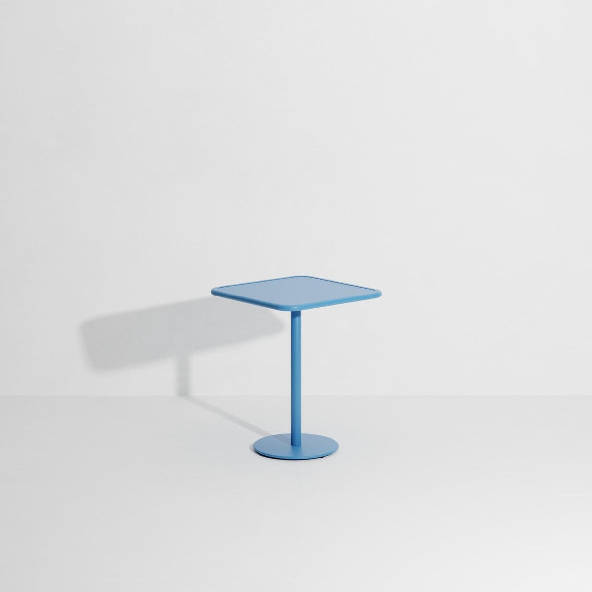 Table bistrot carrée Week-End 60 × 60 de Studio Brichet-Ziegler - Petite Friture-Bleu Ciel-The Woods Gallery