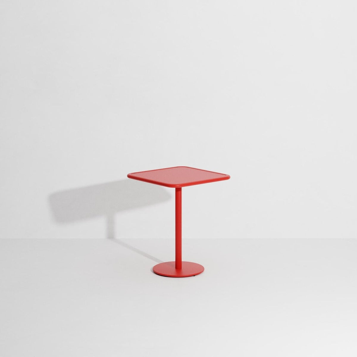 Table bistrot carrée Week-End 60 × 60 de Studio Brichet-Ziegler - Petite Friture-Rouge-The Woods Gallery