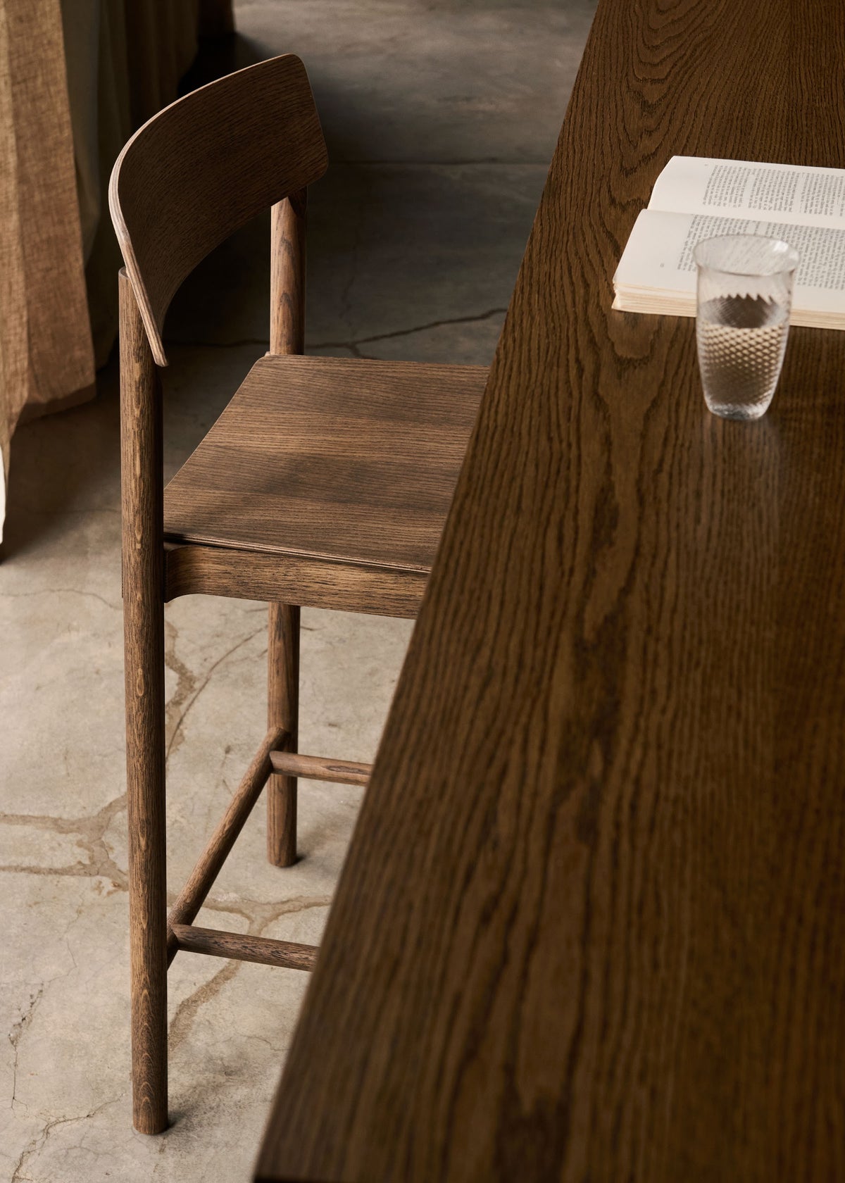 Table comptoir In Between SK26 de Sami Kallio - &Tradition-Piètement chêne laqué-Placage de chêne-The Woods Gallery
