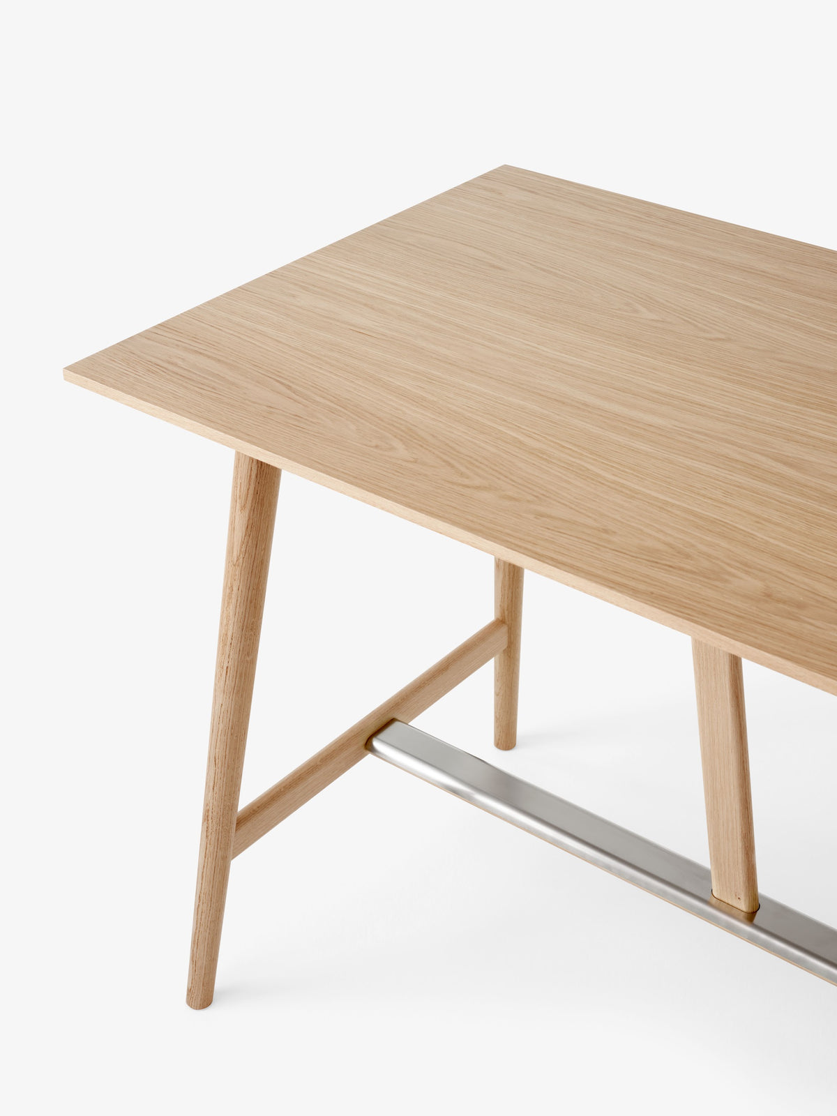 Table comptoir In Between SK26 de Sami Kallio - &Tradition-Piètement chêne laqué-Placage de chêne-The Woods Gallery