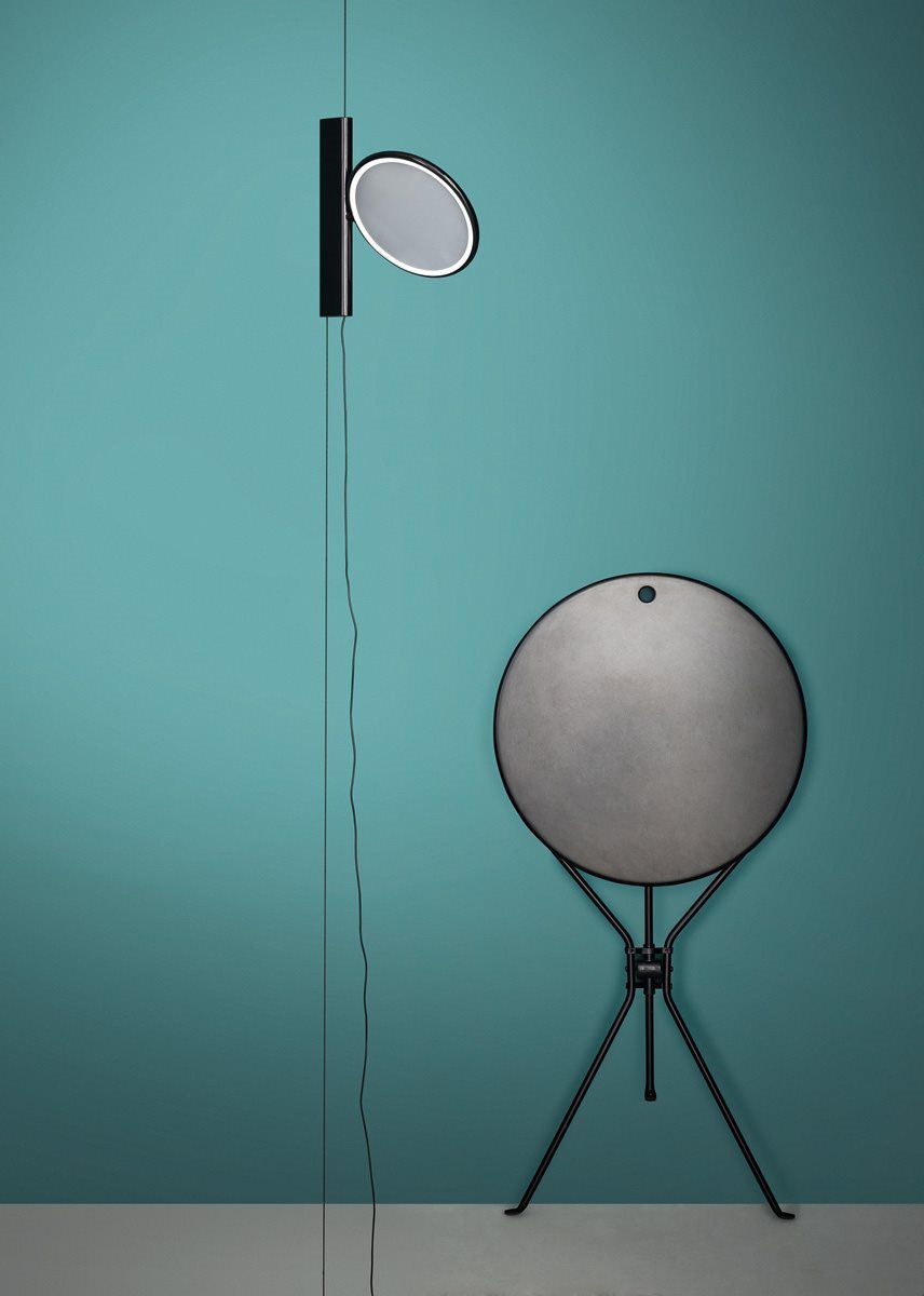 Table pliante Cumano Ø55 cm par Achille Castiglioni - Zanotta-plateau rouge devant un mur turquoise-The Woods Gallery