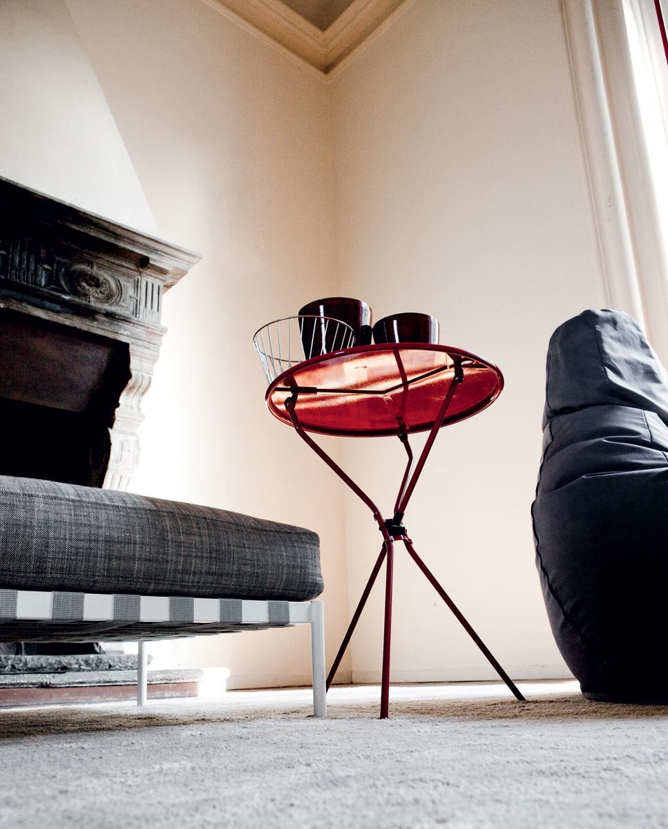 Table pliante Cumano Ø55 cm par Achille Castiglioni - Zanotta-en situation près d&