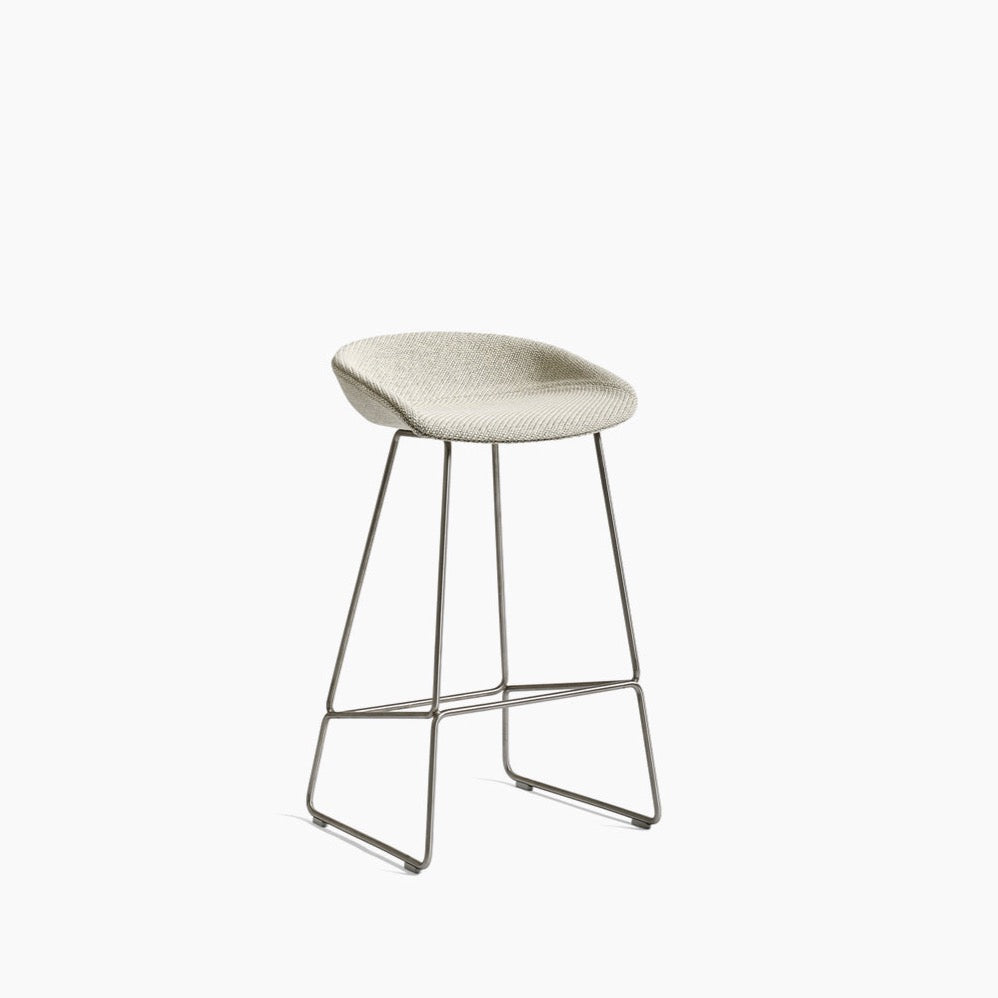 Tabouret About a stool AAS 39 par Hee Welling - Hay-Pieds en acier-1-Beige-The Woods Gallery
