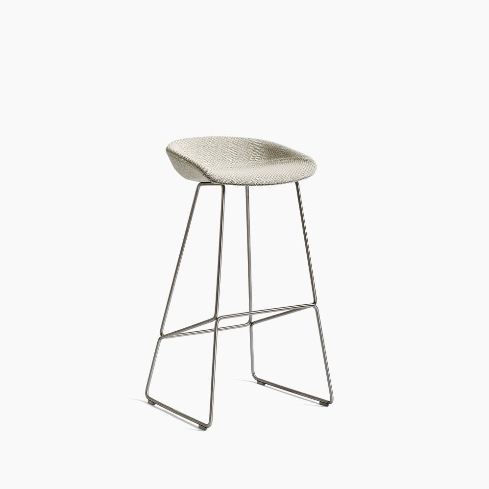 Tabouret About a stool AAS 39 par Hee Welling - Hay-Pieds en acier-2-Beige-The Woods Gallery