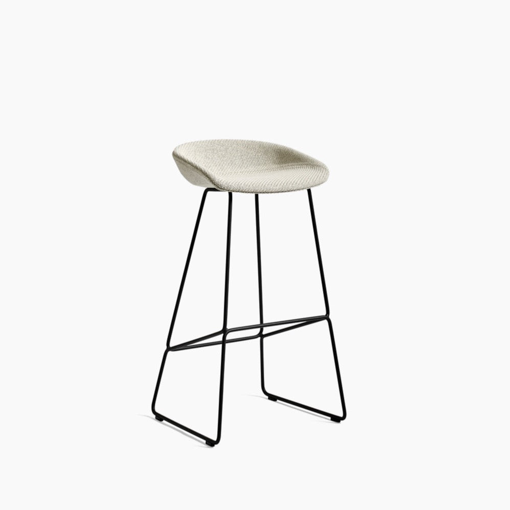 Tabouret About a stool AAS 39 par Hee Welling - Hay-Pieds noir-2-Beige-The Woods Gallery
