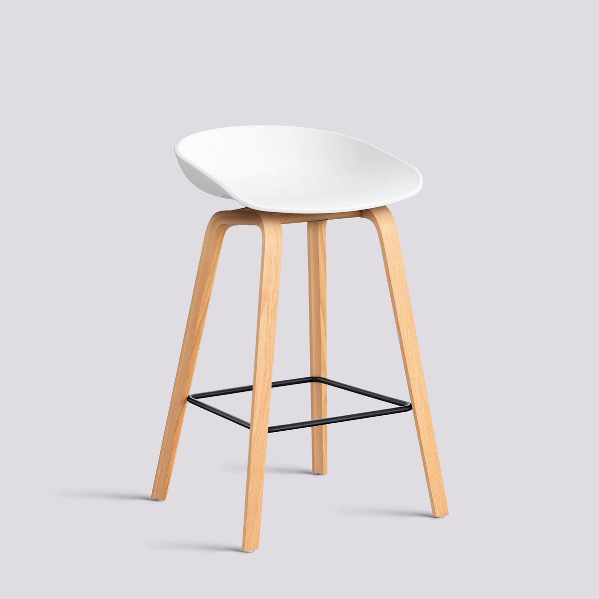 Tabouret de bar About A Stool AAS 32 de Hee Welling - Hay-Polypropylène recyclé blanc, chêne laqué, piètement 4 pieds, repose-pieds acier thermolaqué noir, assise 65 cm-The Woods Gallery