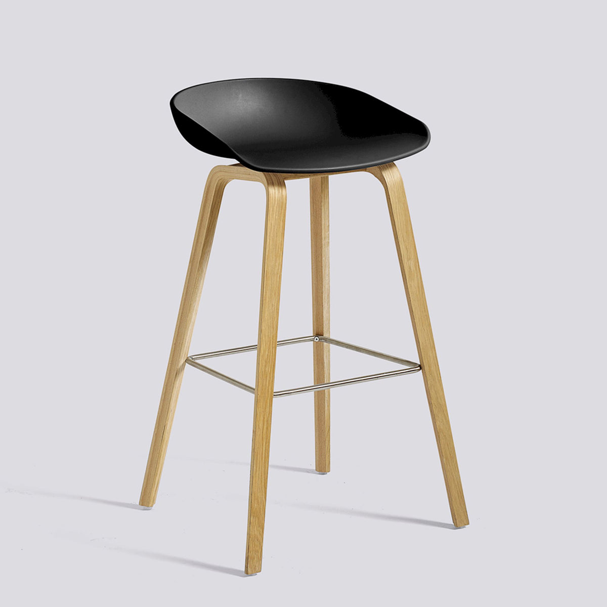 Tabouret de bar About A Stool AAS 32 de Hee Welling - Hay-Polypropylène recyclé noir, chêne laqué, piètement 4 pieds, repose-pieds inox, assise 75 cm-The Woods Gallery