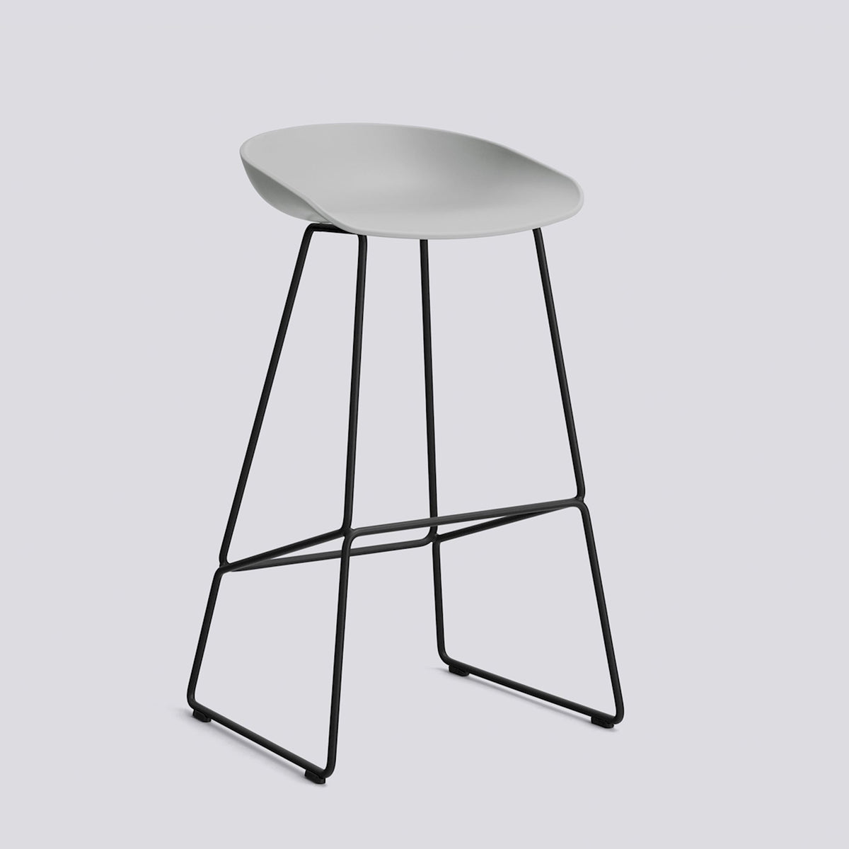Tabouret de bar About A Stool AAS 38 de Hee Welling - Hay-Polypropylène recyclé Concrete grey, acier thermolaqué noir, piètement luge, assise 75 cm-The Woods Gallery
