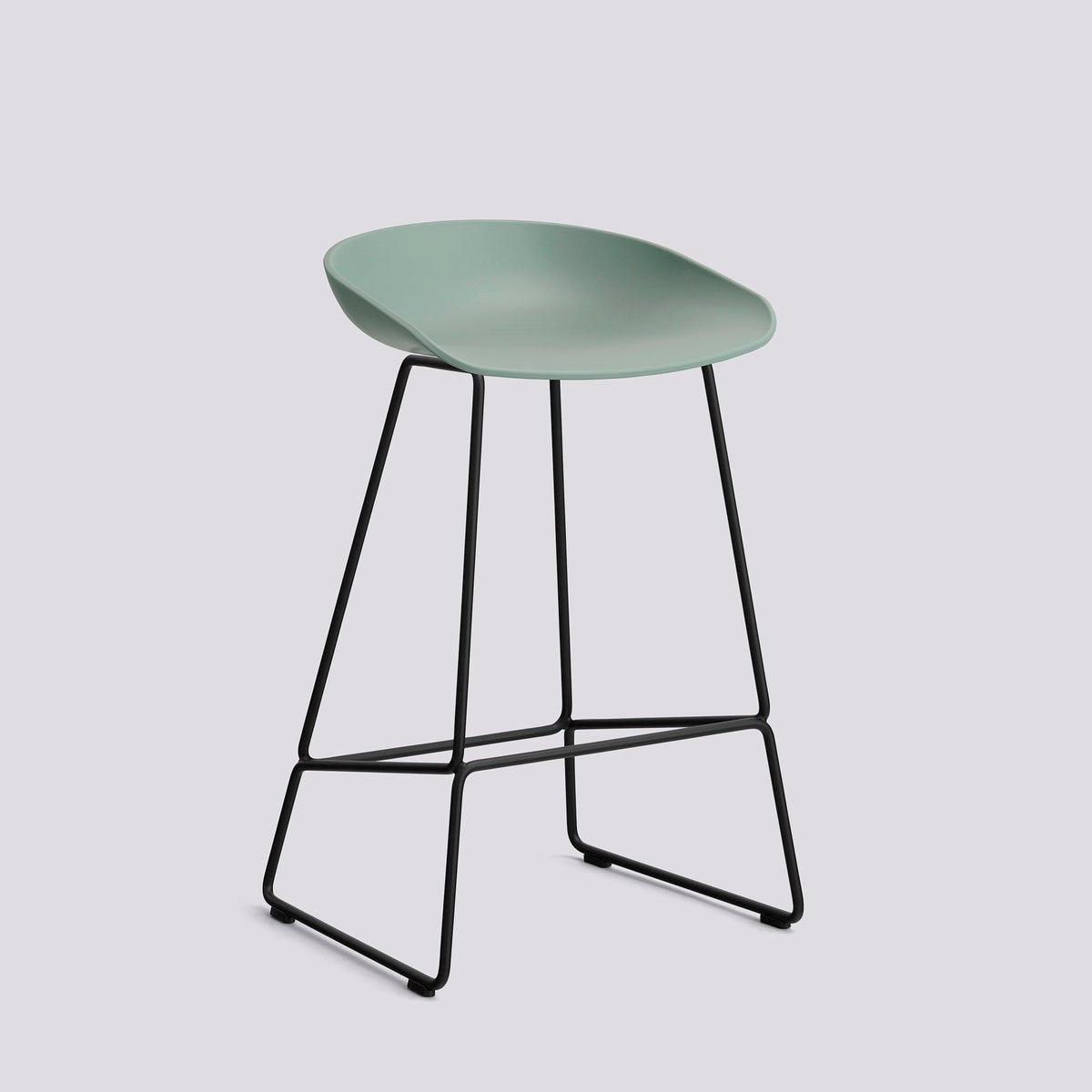 Tabouret de bar About A Stool AAS 38 de Hee Welling - Hay-Polypropylène recyclé Fall green, acier thermolaqué noir, piètement luge, assise 65 cm-The Woods Gallery