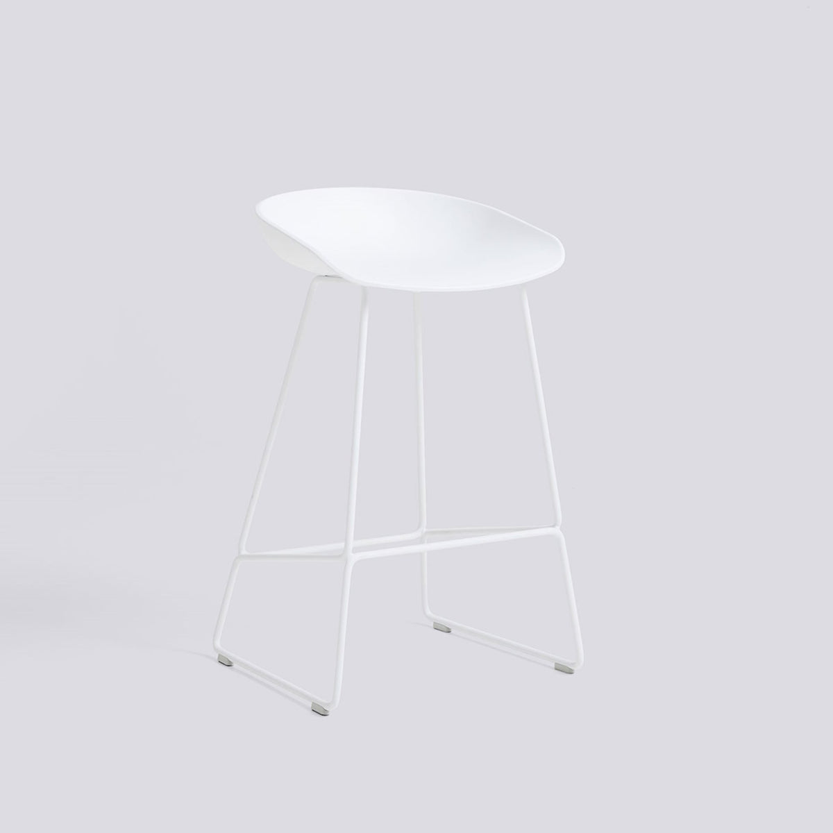 Tabouret de bar About A Stool AAS 38 de Hee Welling - Hay-Polypropylène recyclé blanc, acier thermolaqué blanc, piètement luge, assise 65 cm-The Woods Gallery
