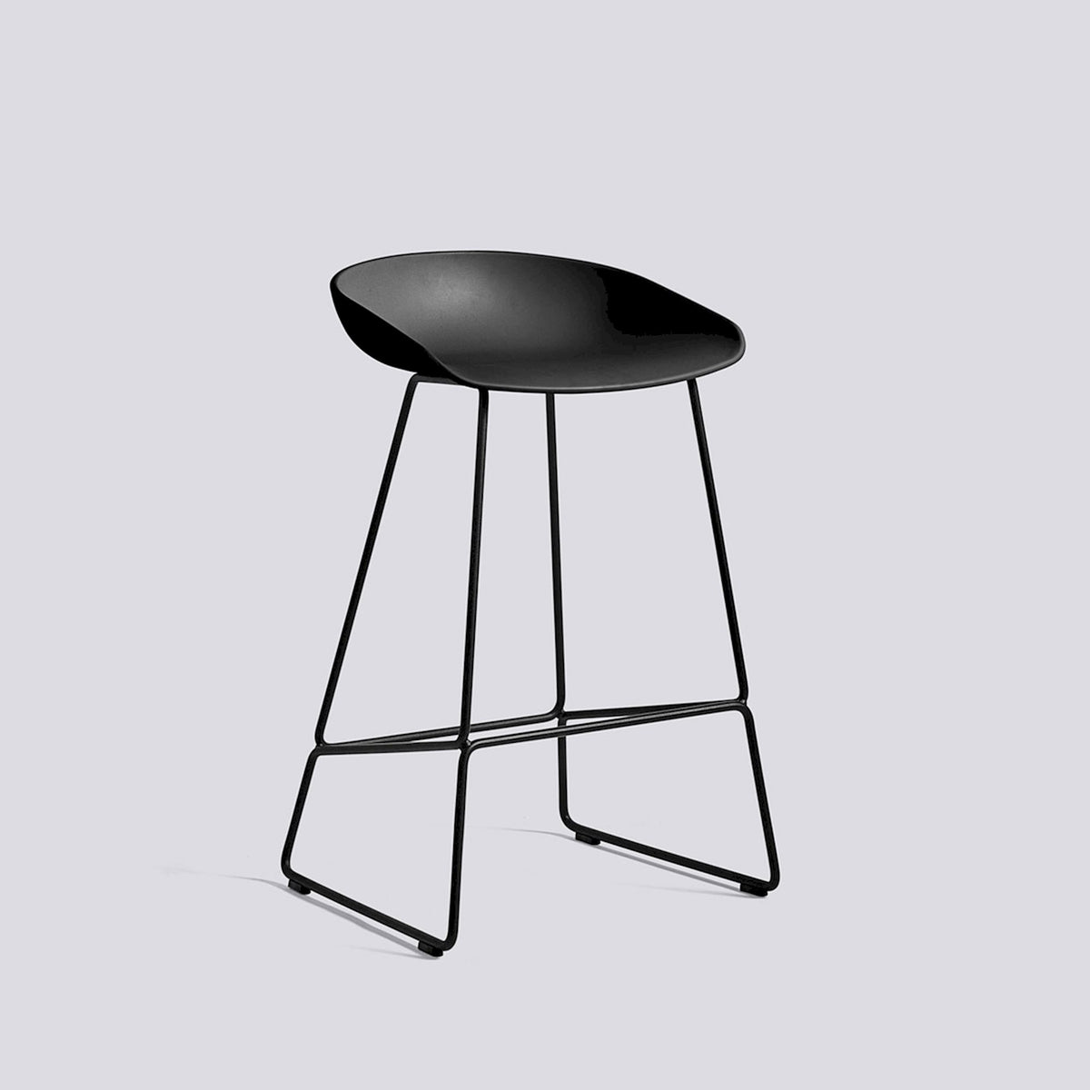 Tabouret de bar About A Stool AAS 38 de Hee Welling - Hay-Polypropylène recyclé noir, acier thermolaqué noir, piètement luge, assise 65 cm-The Woods Gallery