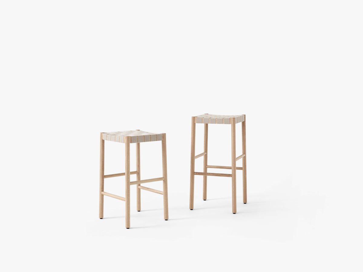 Tabouret de bar Betty TK8 de Thau & Kallio - &Tradition-Chêne massif laqué-Lin naturel-The Woods Gallery