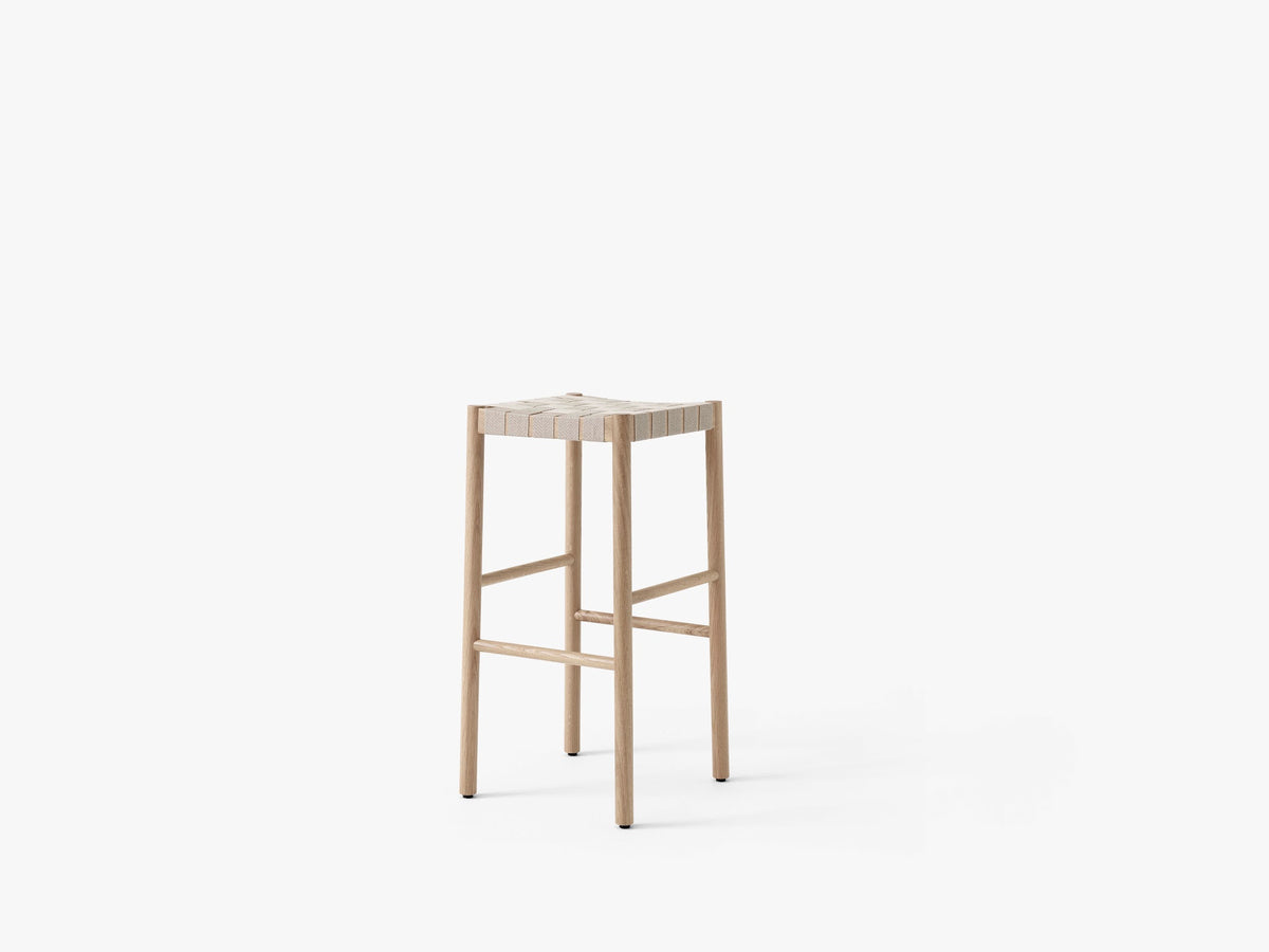 Tabouret de bar Betty TK8 de Thau & Kallio - &Tradition-Chêne massif laqué-Lin naturel-The Woods Gallery