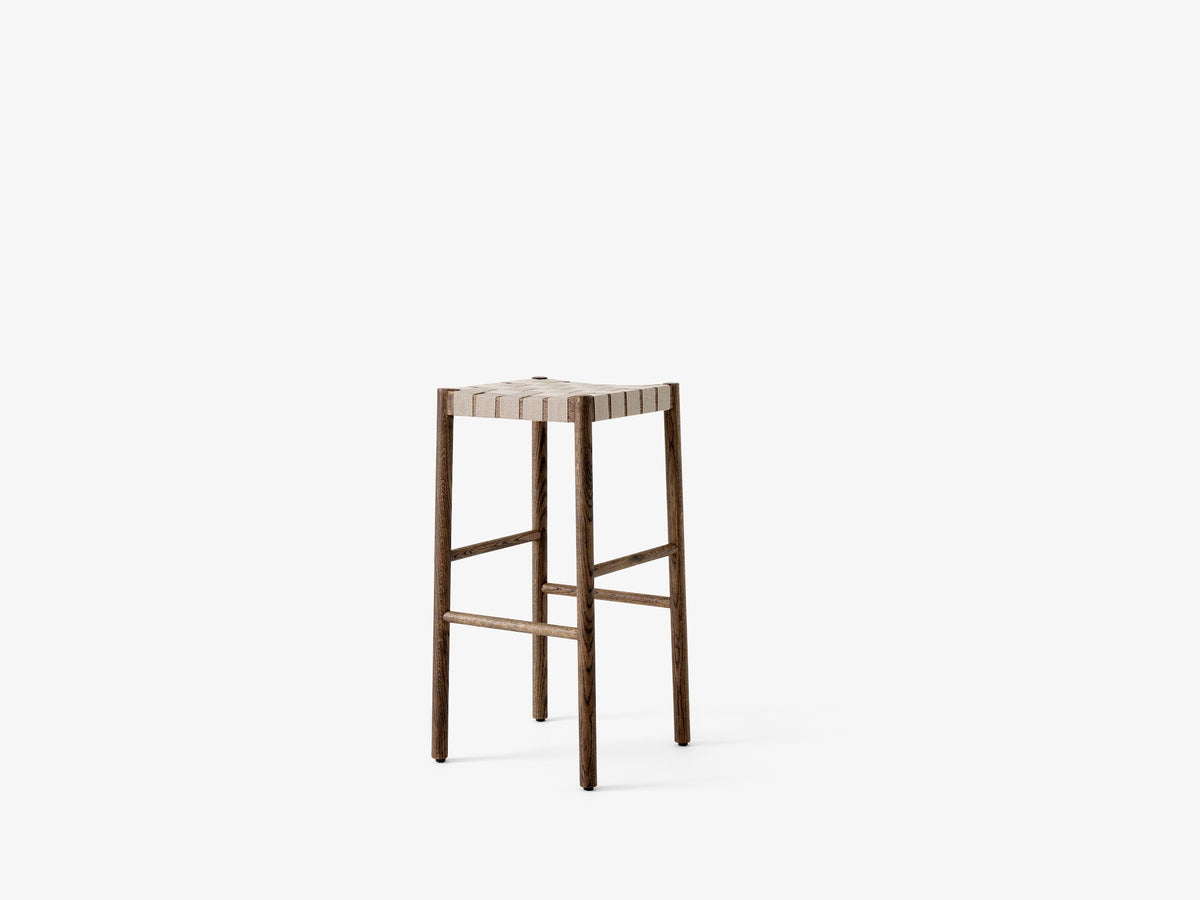 Tabouret de bar Betty TK8 de Thau & Kallio - &Tradition-Chêne massif laqué-Lin naturel-The Woods Gallery