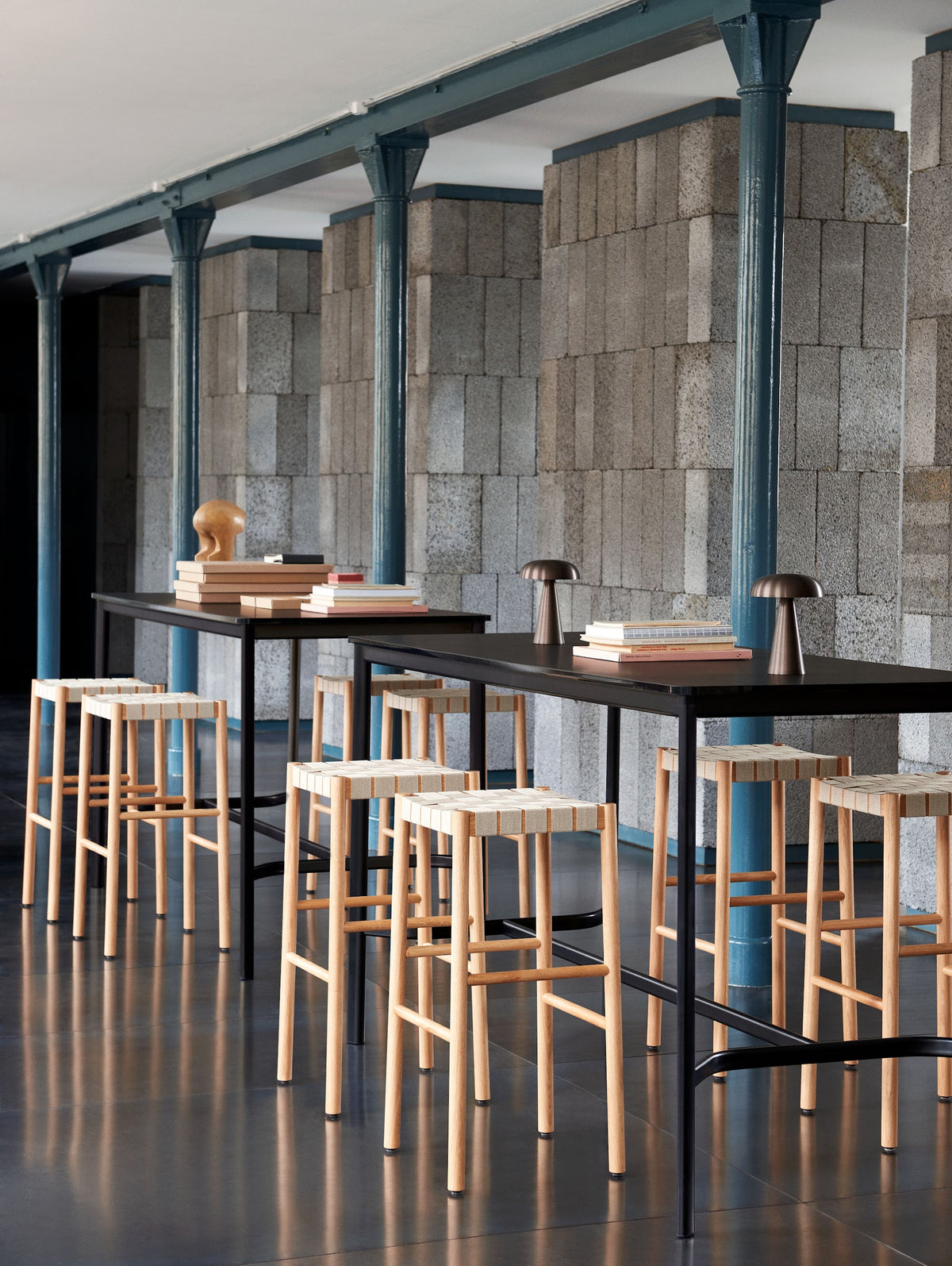 Tabouret de bar Betty TK8 de Thau & Kallio - &Tradition-Chêne massif laqué-Lin naturel-The Woods Gallery