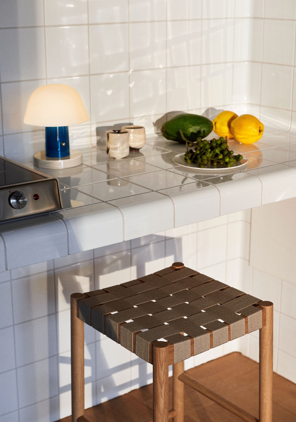 Tabouret de bar Betty TK8 de Thau & Kallio - &Tradition-Chêne massif laqué-Lin naturel-The Woods Gallery