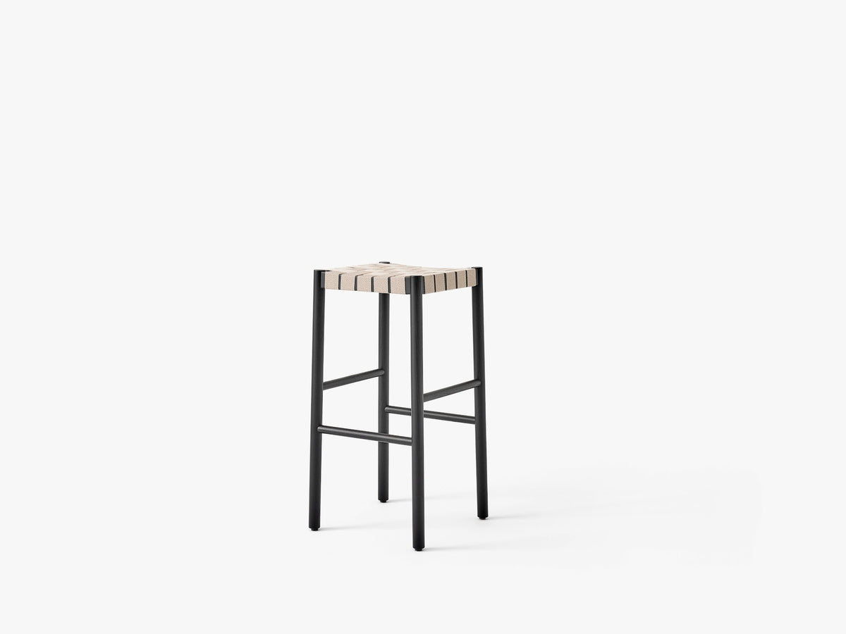 Tabouret de bar Betty TK8 de Thau & Kallio - &Tradition-Frêne laqué noir-Lin naturel-The Woods Gallery