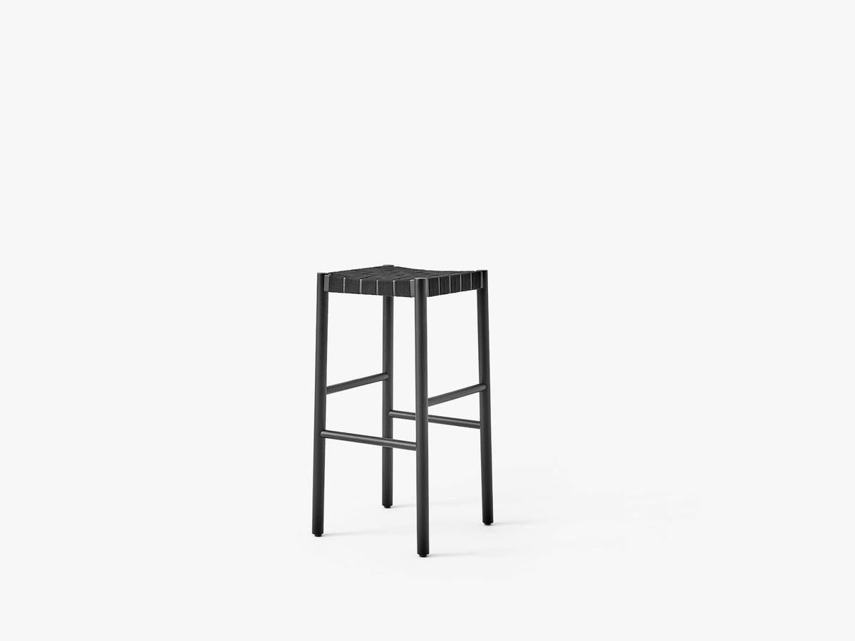 Tabouret de bar Betty TK8 de Thau & Kallio - &Tradition-Frêne laqué noir-Lin noir-The Woods Gallery