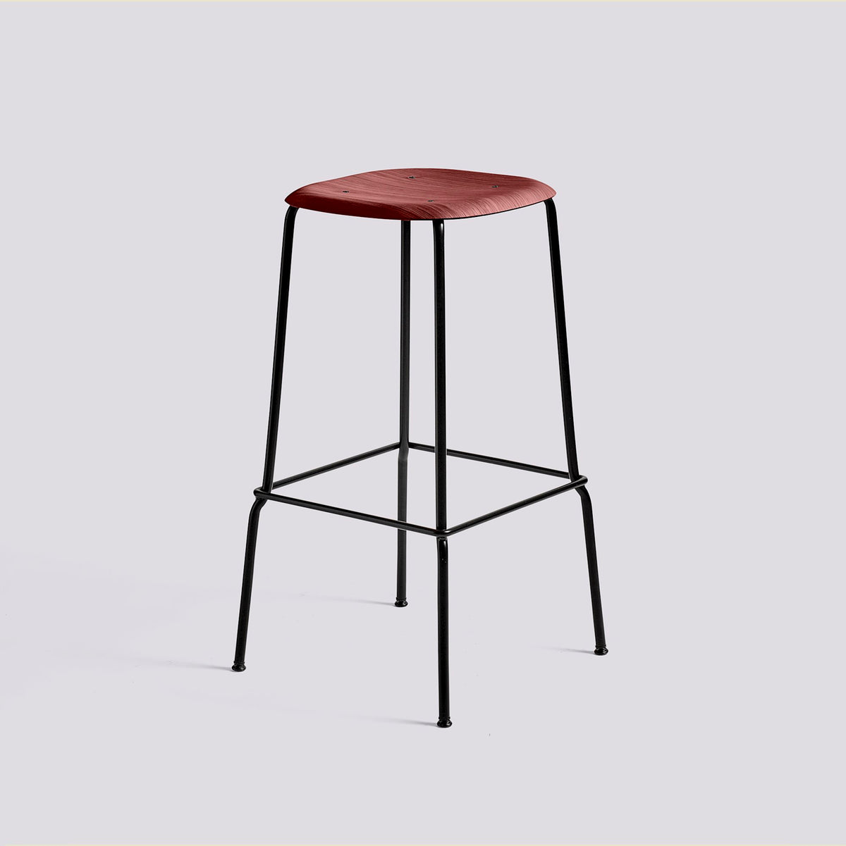 Tabouret de bar Soft Edge 80 de Iskos-Berlin - Hay-Placage de chêne laqué Fall red, assise — Acier thermolaqué noir, piètement 4 pieds — assise à 75 cm-The Woods Gallery